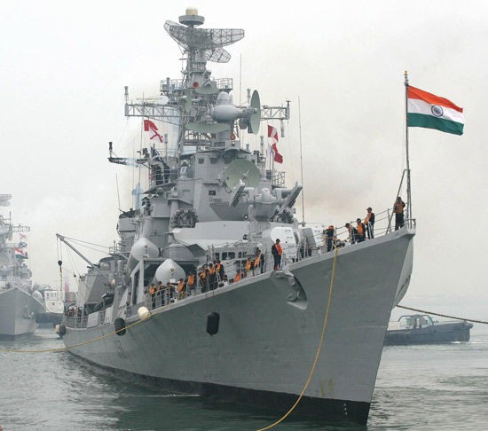 Ấn Độ tích cực thúc đẩy chính sách hướng Đông. Được biết, 4 tàu chiến Hải quân Ấn Độ chuẩn bị thăm Việt Nam. Trong hình là tàu khu trục tên lửa Hải quân Ấn Độ thăm nước ngoài.